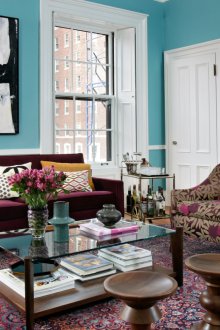 Еклектична всекидневна в тюркоазено бордо цветове