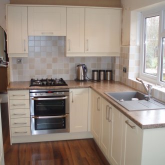 Малка кухня с бежово-кафяв комплект