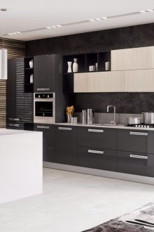 Черно-бяла кухня с ярки акценти
