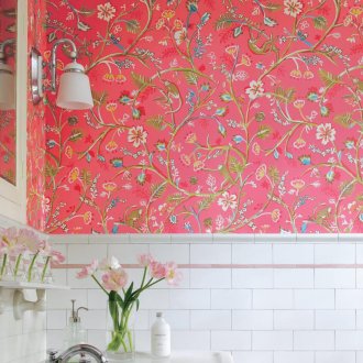 Розов тапет с модел в банята