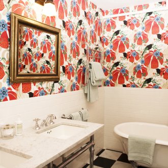 Тапет с ярки цветове в интериора на банята