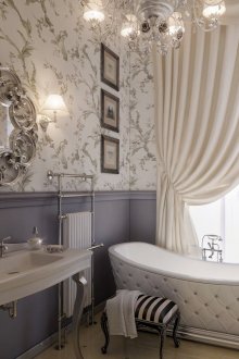 Сиво-бял тапет в банята в стила на Прованс
