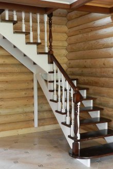 Дървен парапет за стълби