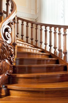 Дървено стълбище в частна къща