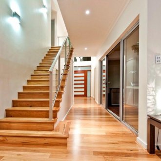 Парапети за стълби от метал и стъкло