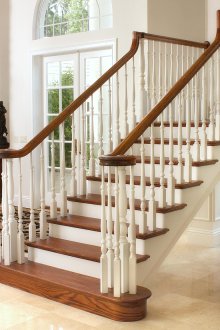 Красив дървен парапет за стълбите