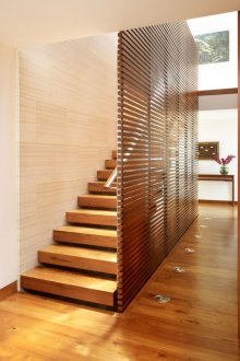 Дървесен парапет на стълбището