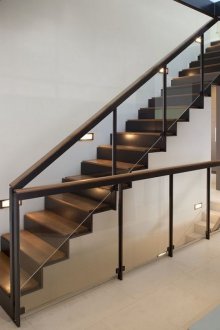 Модерни парапети от стъкло, дърво и метал за стълби