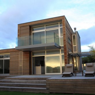 Красива двуетажна високотехнологична къща