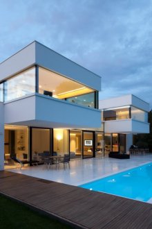 Светла къща с високотехнологичен басейн