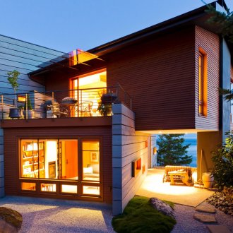 Малка необичайна високотехнологична къща