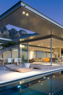 Модерен високотехнологичен дом с голям басейн