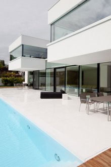 Ярка високотехнологична къща с плосък покрив