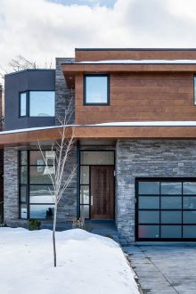 Малка двуетажна високотехнологична къща