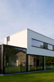 Черно-бяла фасада на хай-тек къщата