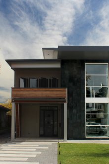 Компактна модерна високотехнологична къща