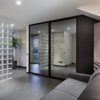 Glasblocktrennwand im Wohnzimmer