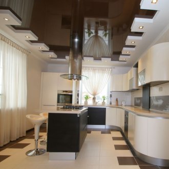 Черно-бял таван на две нива в кухнята