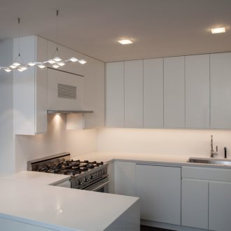 Единичен таван от гипсокартон в малка кухня