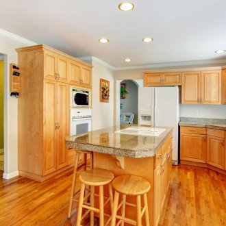 Таван от гипсокартон на едно ниво в кухнята с остров