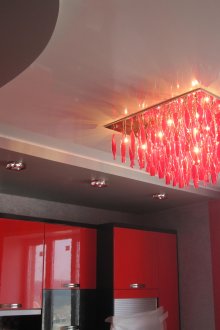 Красив таван от гипсокартон на две нива в кухнята