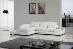 Sofa putih dengan Utsmaniyah di ruang tamu
