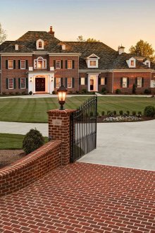 Тухлена двуетажна къща в класически стил