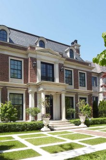 Тухлена двуетажна къща с колони в класически стил