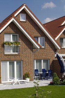 Малка тухлена двуетажна къща в класически стил