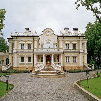 Бежова и бяла фасада на къщата в класически стил