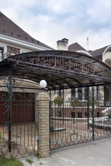 Къща в класически стил с гараж