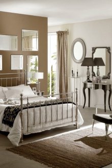 Светлокафяви ленени завеси в спалнята