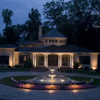 Красиво нощно осветление на вилен парцел