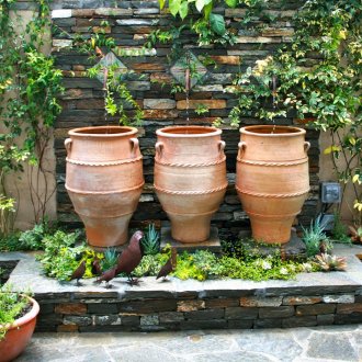 Красиви вази и метални фигурки на сюжета