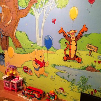 Карикатурни герои на стената в детската стая