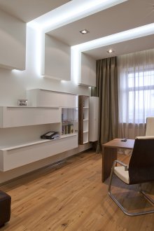 Бял необичаен таван, изработен от гипсокартон в хола