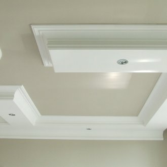 Бежов и бял таван от гипсокартон в хола