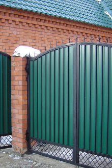 Калитка и порта, изработени от зелена велпапе