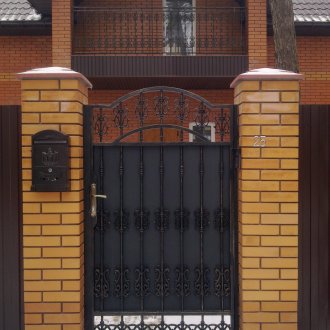 Красива кована порта