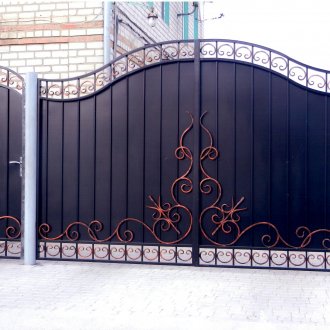 Черна и златна метална порта и порта