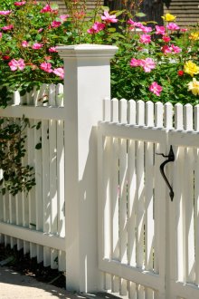 Бяла дървена порта и ограда