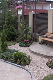 Висока дървена ограда на вила