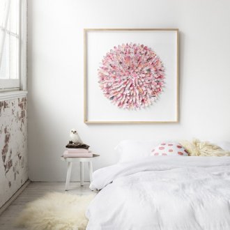 Панел с обемни цветя в спалнята