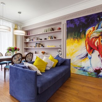 Голяма картина с кон във вътрешността на дневната-трапезарията във Фън Шуй