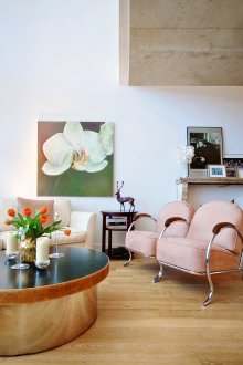 Живопис с орхидея във всекидневната от фън шуй