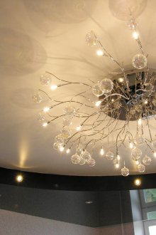 Оригинален полилей с опънат таван в интериора