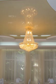 Луксозен полилей с опънат таван