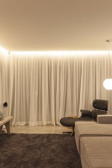 Кръгъл полилей с бял опънат таван