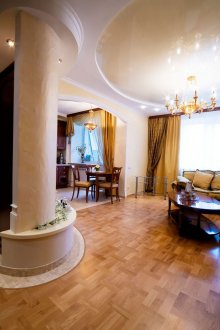 Голям класически полилей с опънат таван в хола