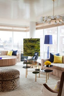 Голям полилей с бял опънат таван в хола